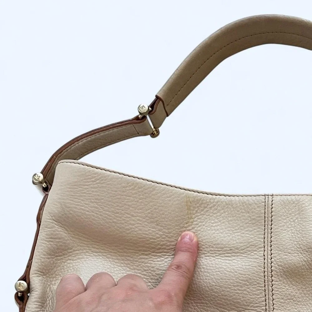 Cream leather vintage shoulder bag with gold hardware by Liz Claiborne